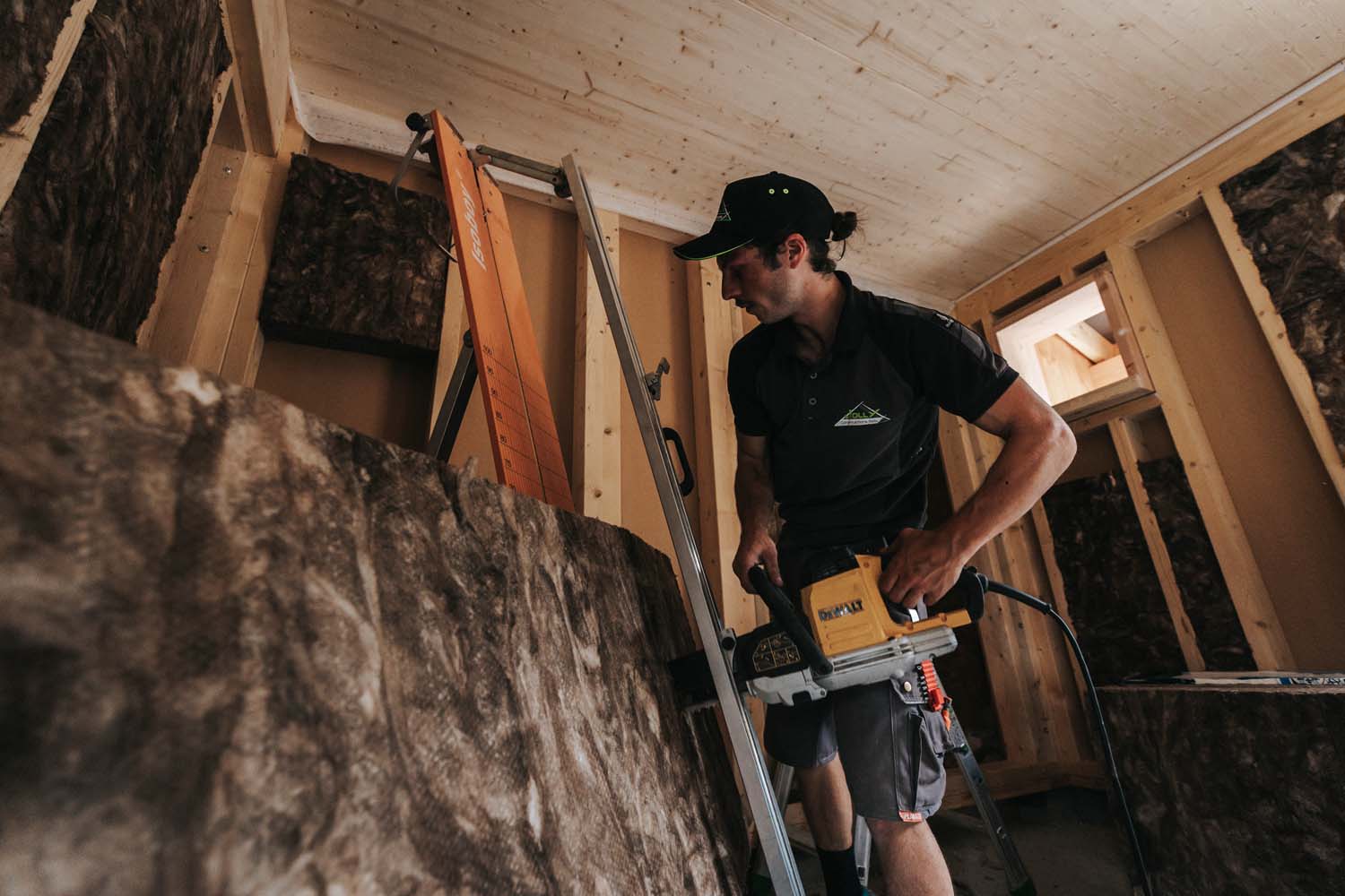 Photo d'un artisan de l'entreprise Jolly Constructions Bois sur un chantier