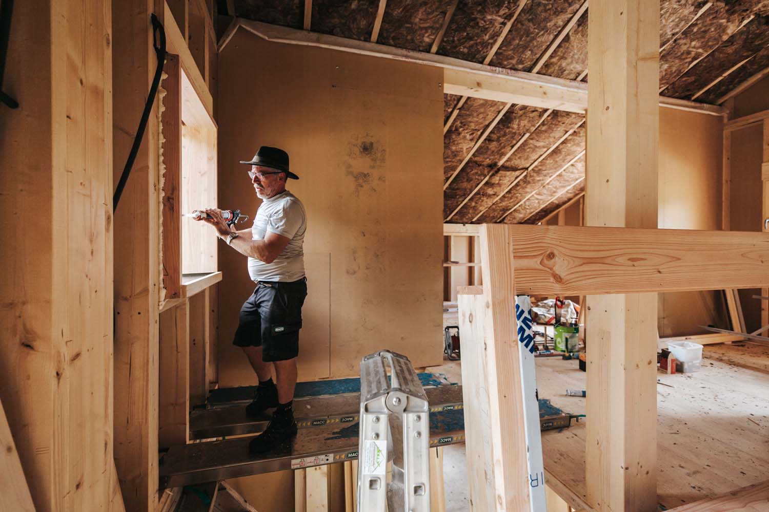 Photo d'un charpentier sur un chantier de rénovation d'une maison