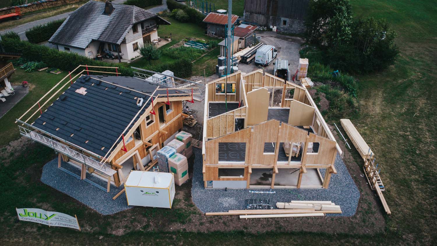 Photo vue aérienne d'un chantier pour la construction de deux maisons