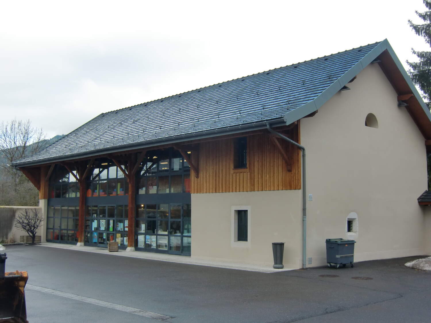 Photo de l'extérieur de la bibliothèque de Boëge