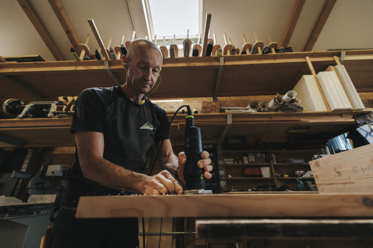 Photo d'un artisan menuisier dans l'atelier d eJolly Constructions Bois