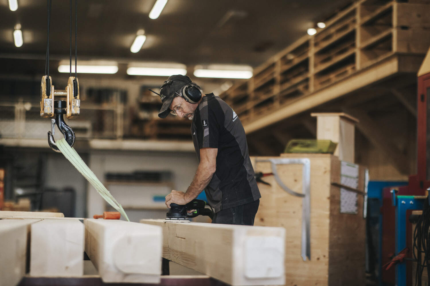 Photo d'un charpentier entrain de travailler dans l'atelier