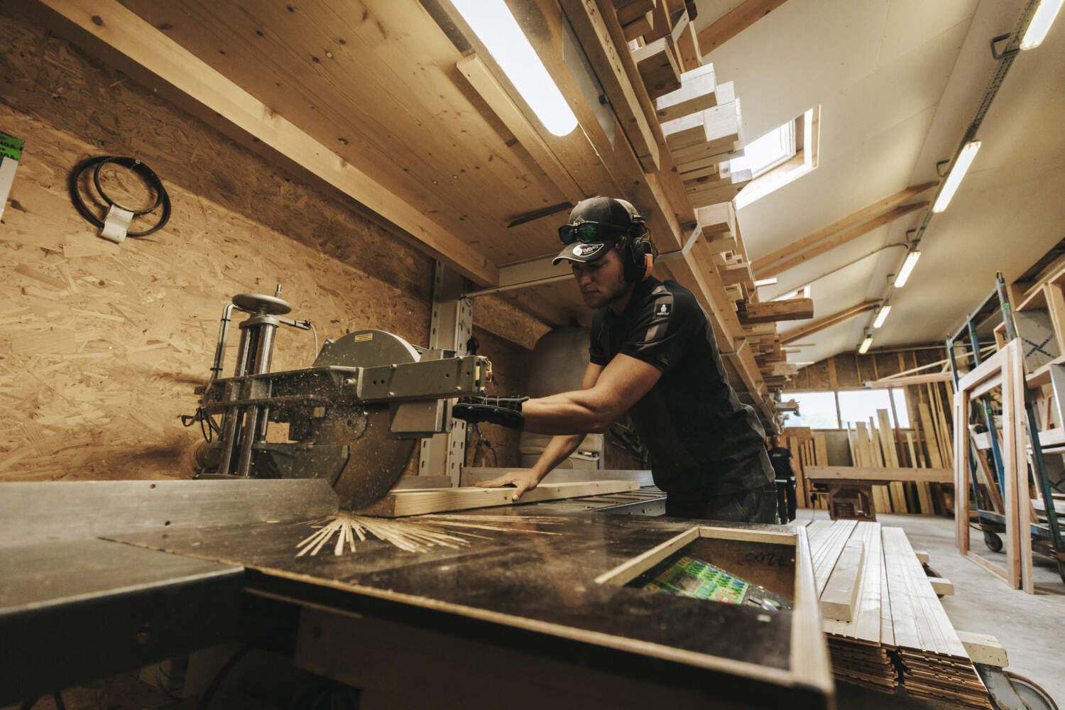 Photo d'un artisan menuisier dans l'atelier de l'entreprise Jolly Constructions Bois