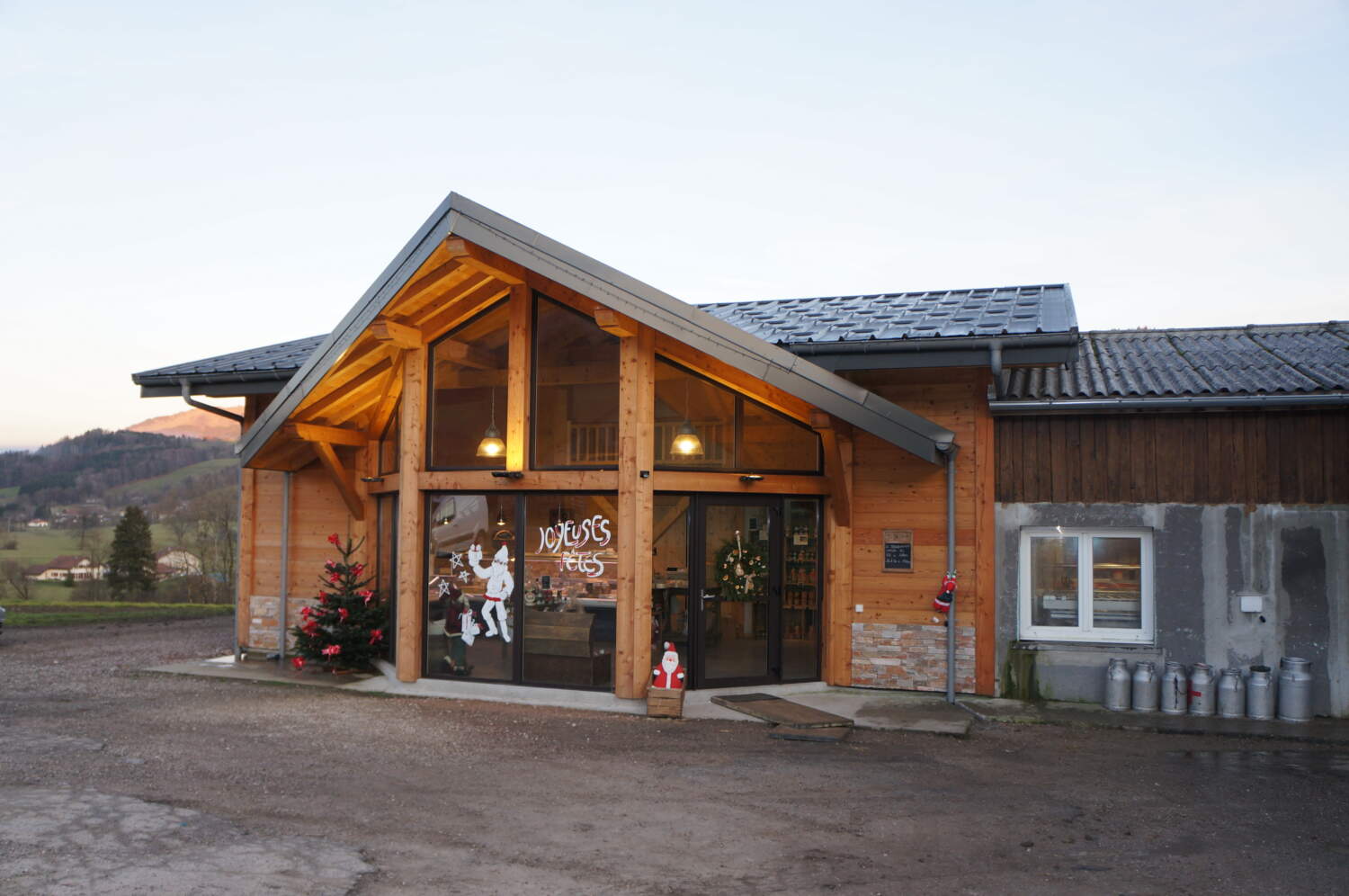 Extérieur d'une boutique à Gaec Le Plane - Jolly Constructions Bois