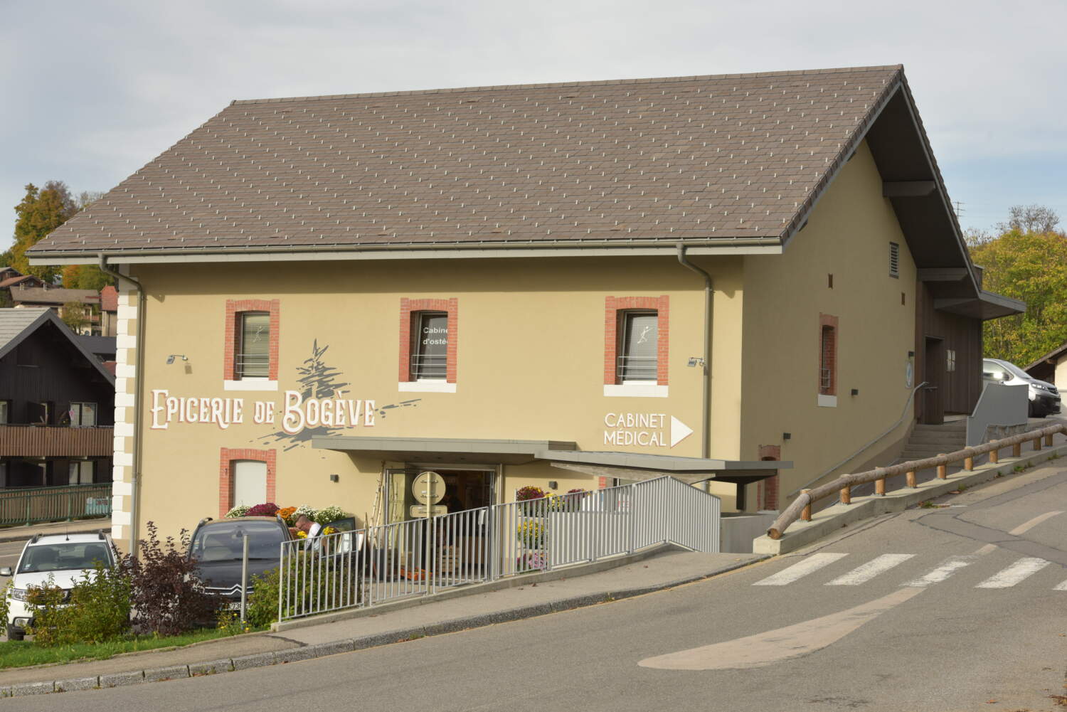 Photo de l'extérieur du cabinet médical et de l'épicerie de Coop Bovège