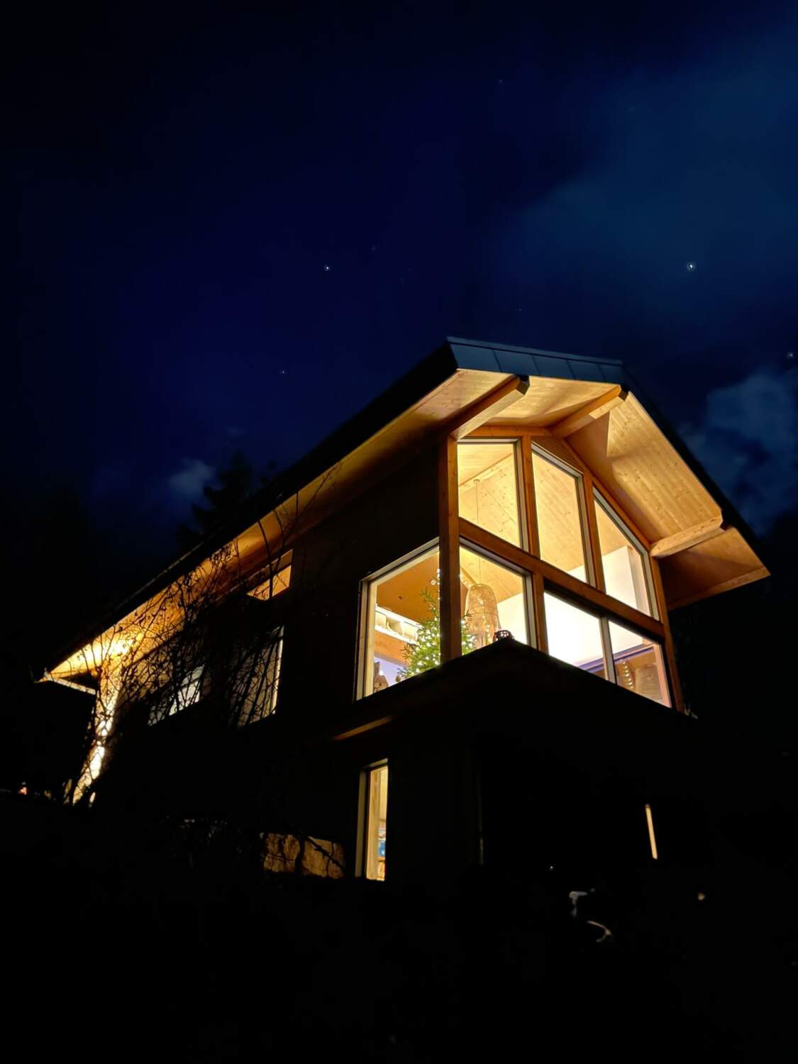 Vue de nuit d'une maison contemporaine à Lucinges