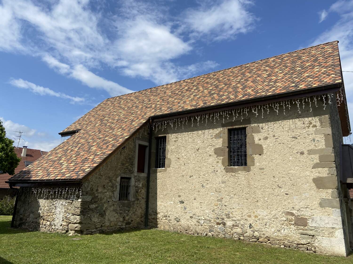 Photo de la toiture d'une chapelle de Loex