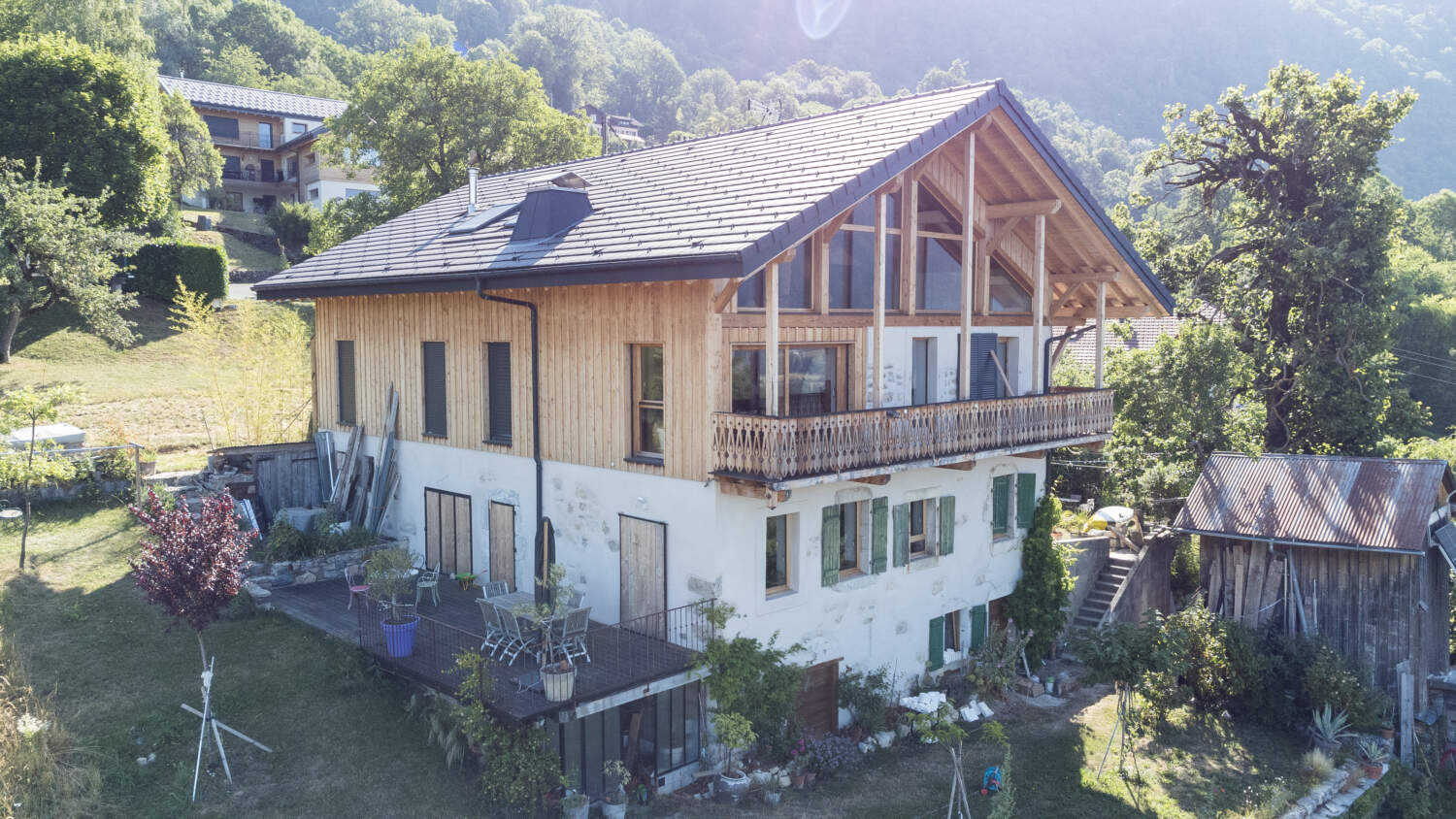 Exterieur du corp de ferme après les travaux de rénovation Jolly Constuction Bois