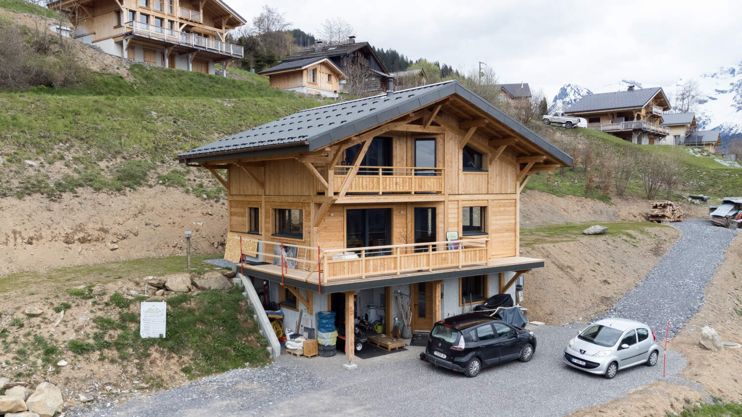 Photo de l'extérieur d'un chalet avec poteaux poutre à Verchaix