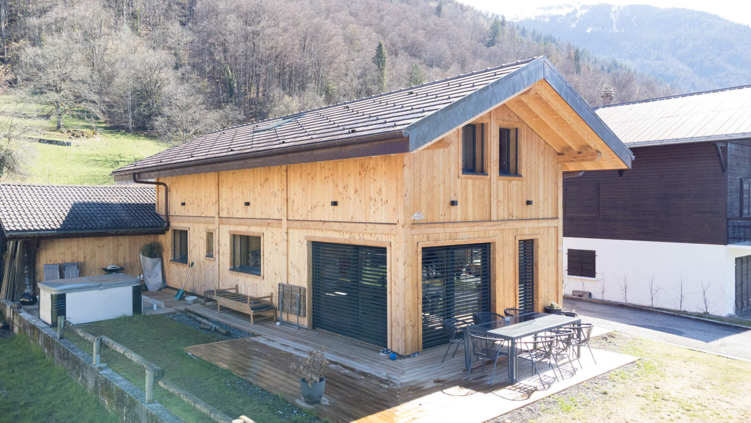 Vue globale ossature bois au style contemporain à Samoens