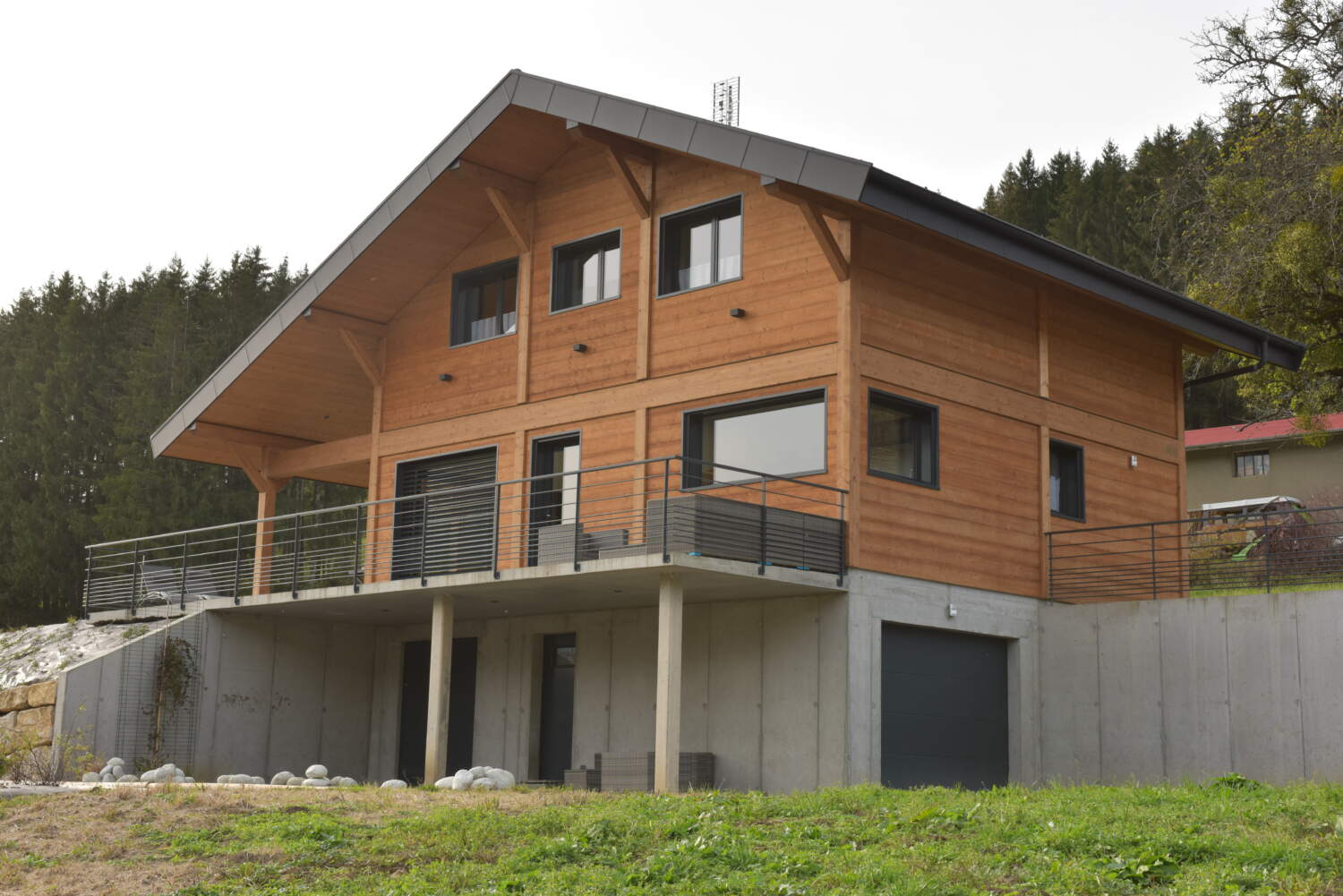 Face avant d'un chalet poteaux poutre construit en 2021 par Jolly Construction Bois